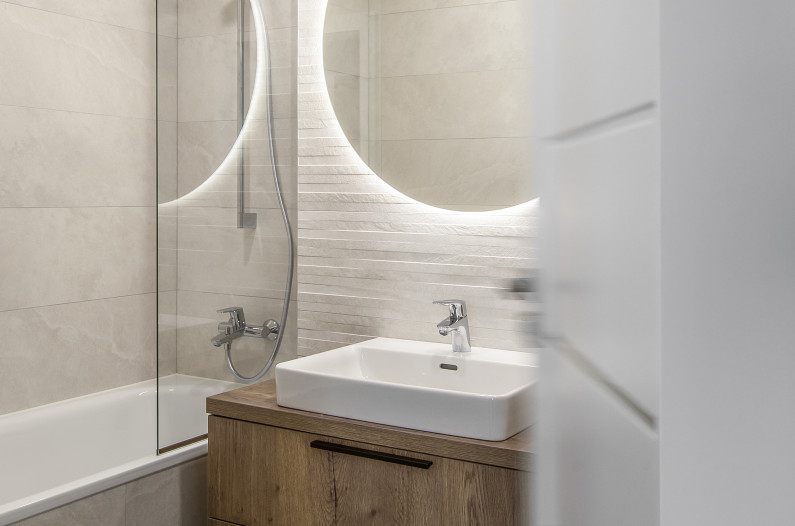 Bath Screen MIJA. Collection: Acrobat. Interior: Simoni Design studĳa.
